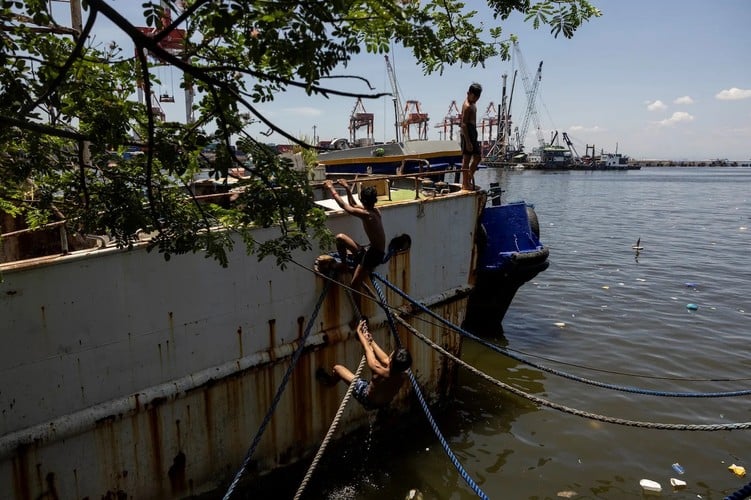 Nóng như thiêu ở Philippines, nhiều trường học phải dạy trực tuyến- Ảnh 4.