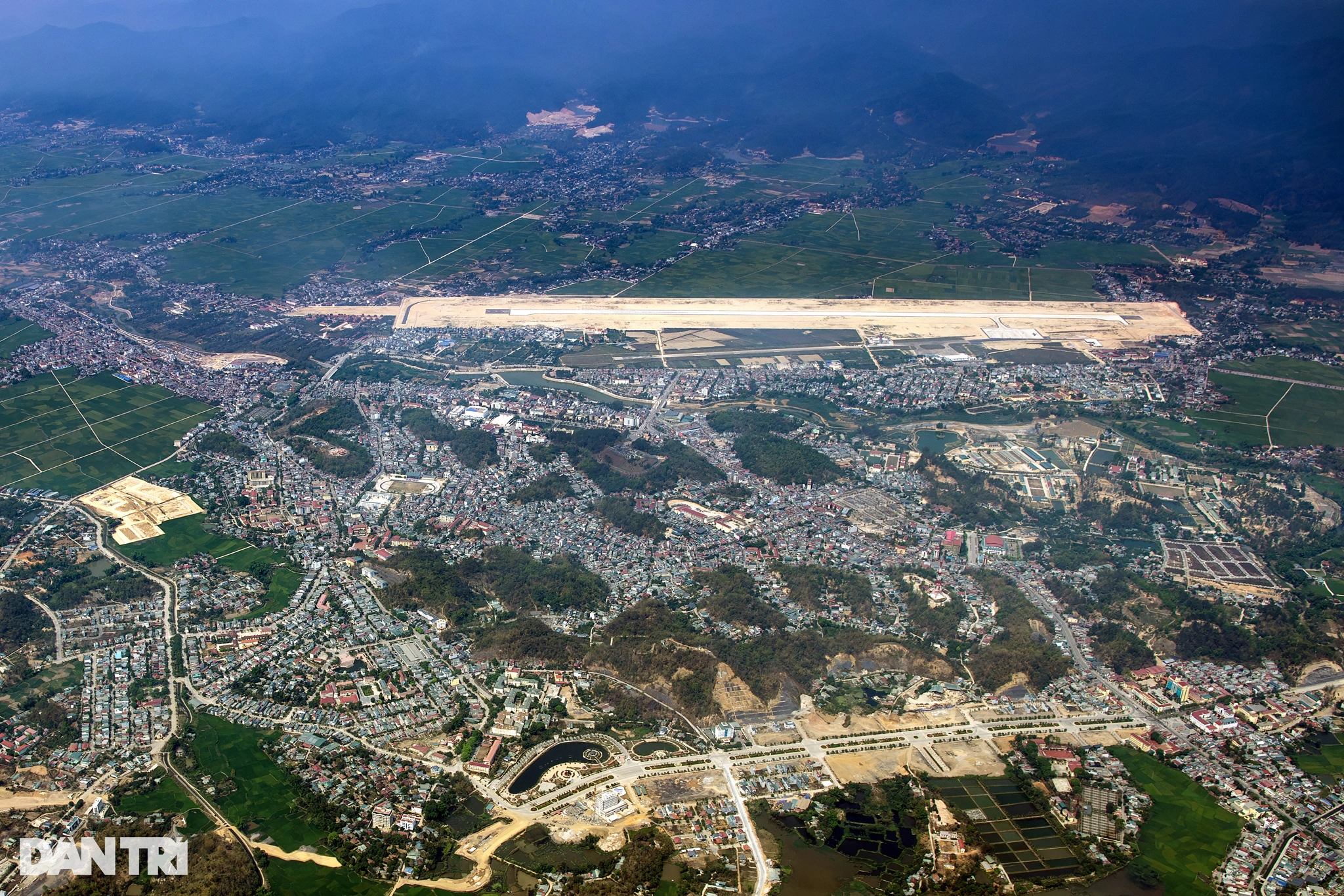 Image de la ville de Dien Bien Phu observée depuis un hélicoptère