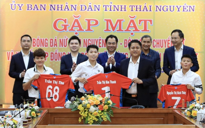 Kim Thanh (middle) at the contract signing ceremony with Thai Nguyen T&T today, March 14.