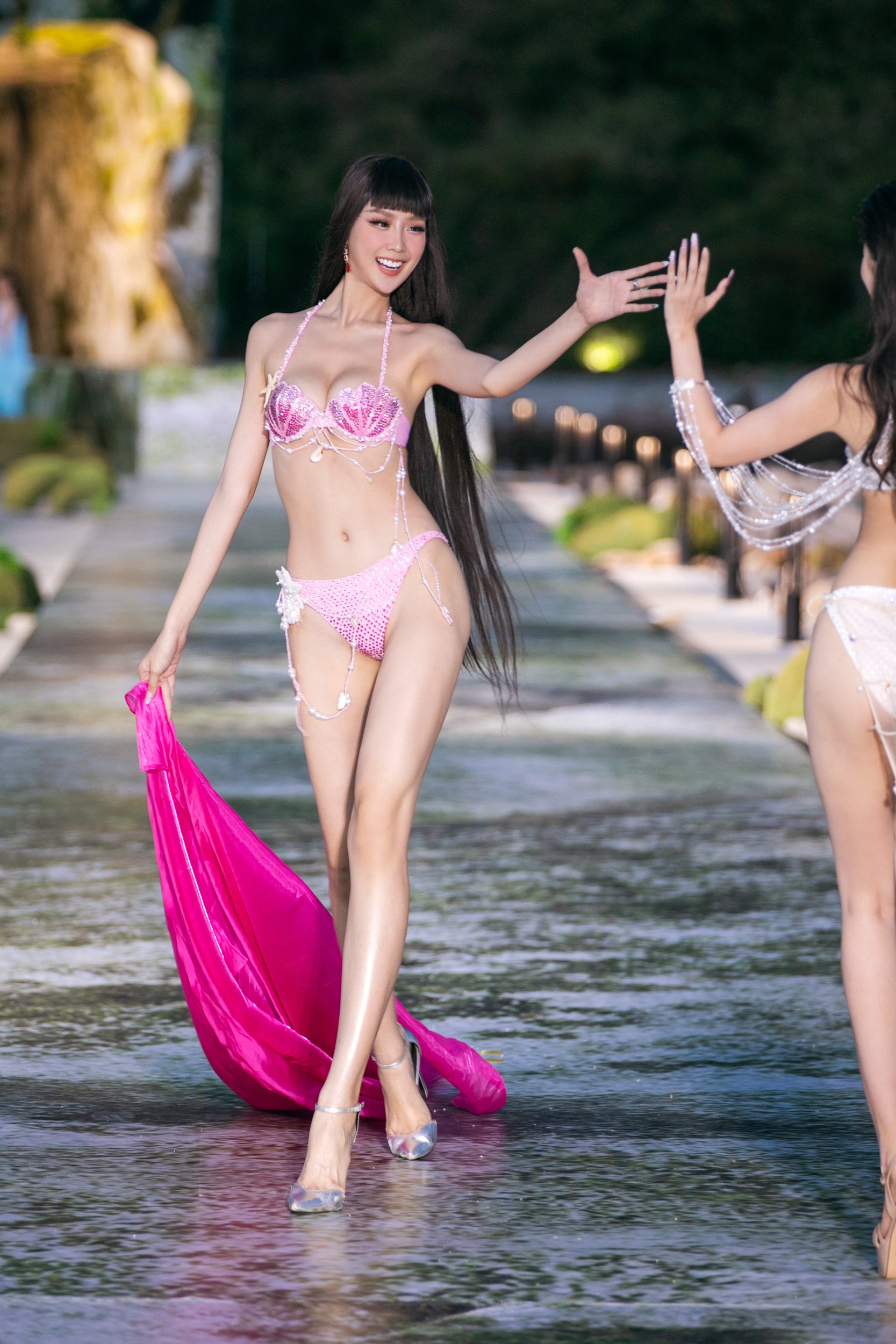 Dàn hoa hậu đốt mắt khán giả trong trang phục bikini - Ảnh 2.