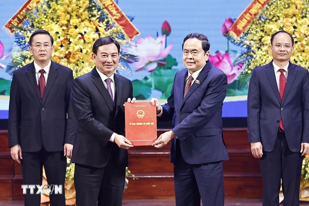 Le président de l'Assemblée nationale, Tran Thanh Man, a présenté la résolution du Comité permanent de l'Assemblée nationale sur l'aménagement des unités administratives au niveau du district et de la commune dans la province de Bac Giang pour la période 2023-2025. (Photo : Doan Tan/VNA)