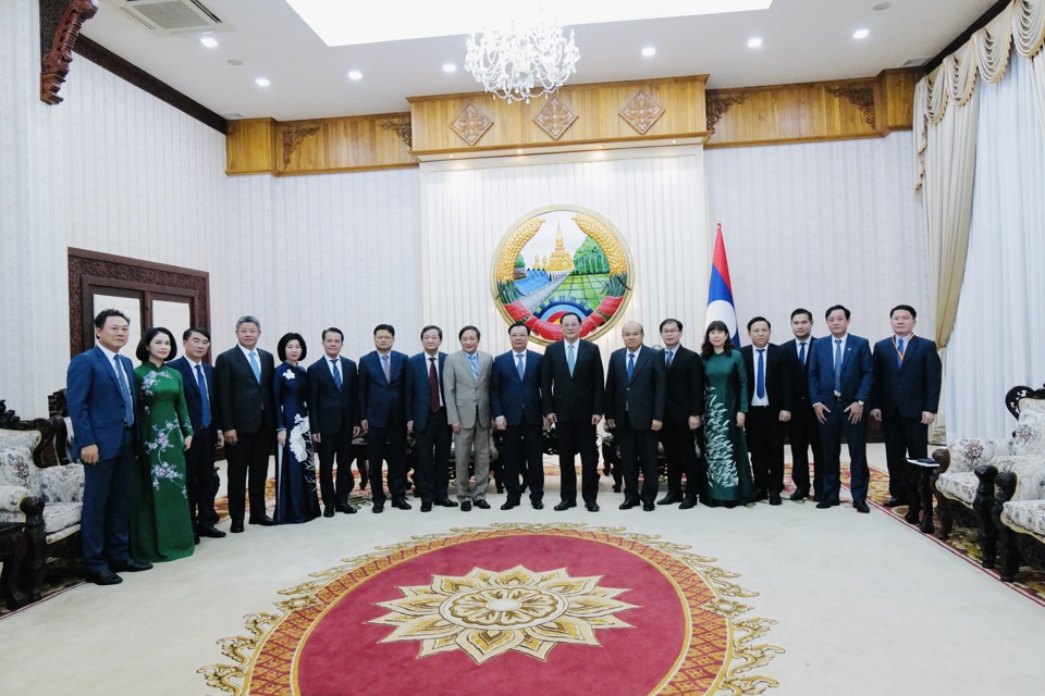 Le Premier ministre de la République démocratique populaire lao, Sonexay Siphandone, avec la délégation de haut rang de la ville de Hanoi À l'intérieur.