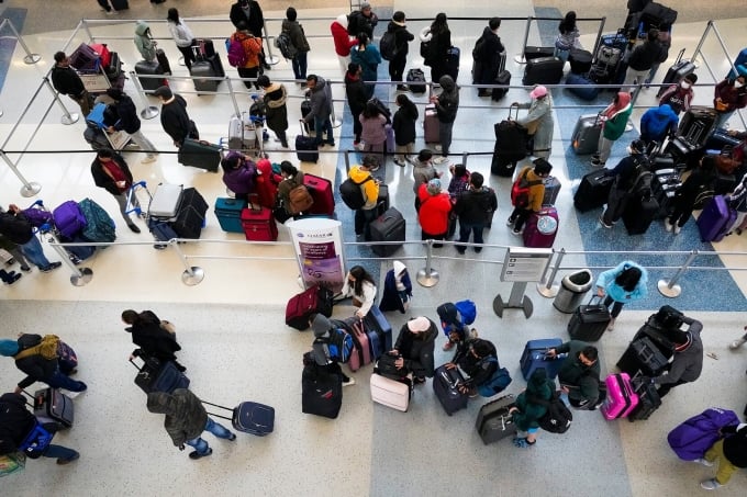 Passengers queue to board a plane at Fort Worth International Airport, USA in late 2022. Photo: Dallas news