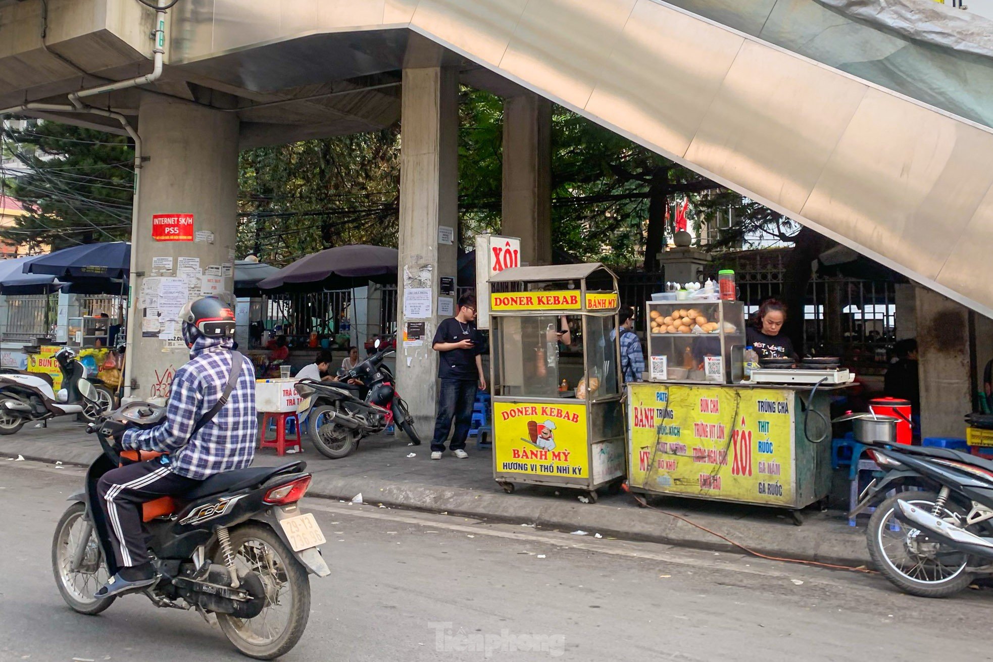 Die U-Bahn-Station Nhon-Hanoi Railway Station wird gerade für die Inbetriebnahme vorbereitet. Sie ist noch immer schmutzig und voller Müll. Foto 18