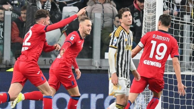 Koopmeiners (rotes Trikot, Mitte) feiert am Abend des 10. März im Juventus-Stadion ein Tor im Spiel Juventus 2:2 Atalanta in Runde 28 der Serie A. Foto: Ansa