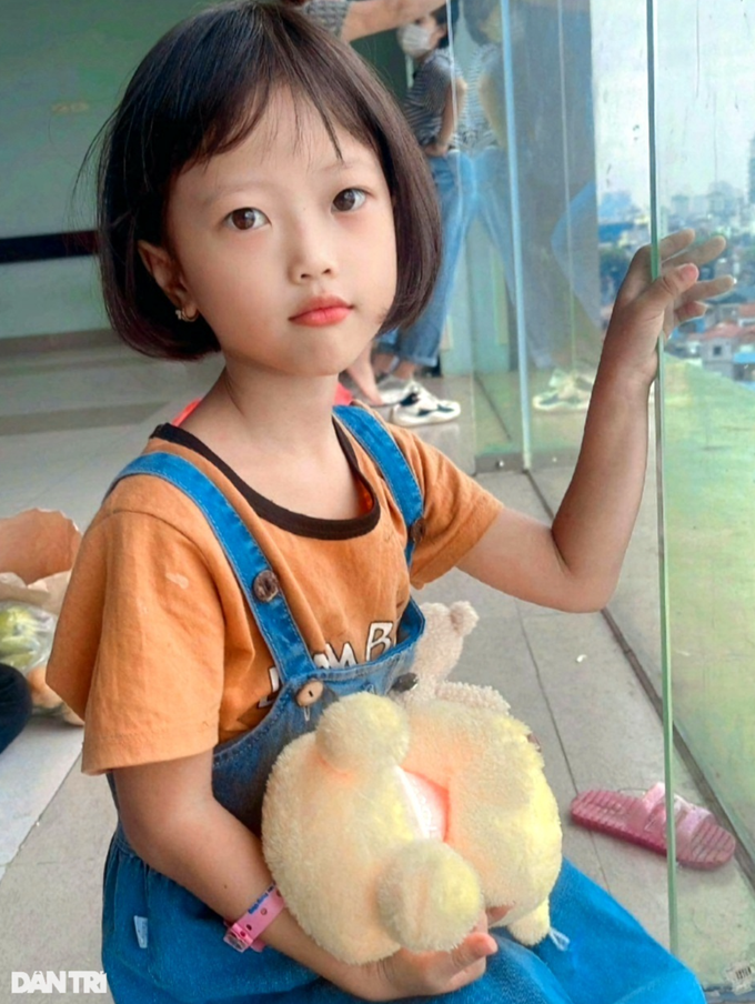 Những câu hỏi nghẹn lòng người mẹ của bé gái 7 tuổi mắc ung thư - 1