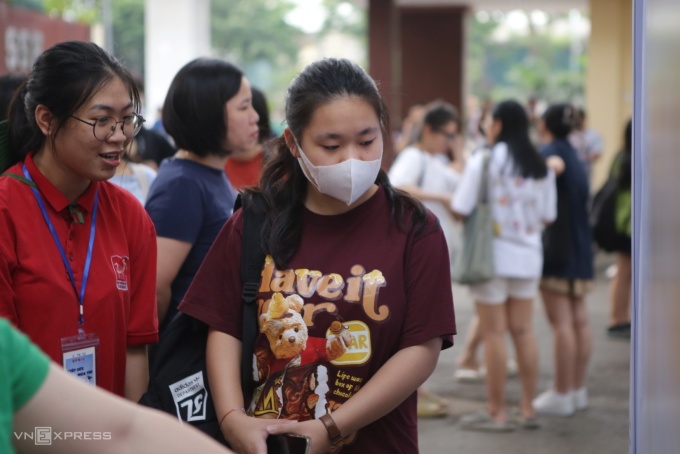 Les candidats vérifient leur numéro d'inscription et leur salle d'examen le matin du 4 juin. Photo : Thanh Hang