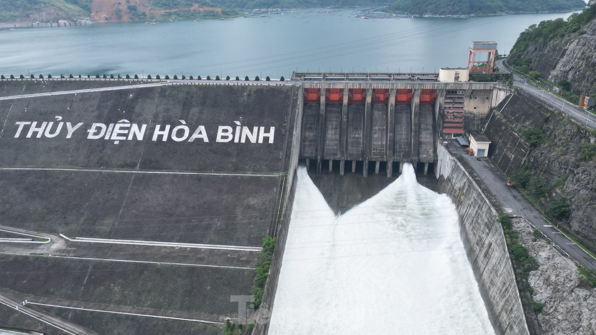 CLIP: People flock to Hoa Binh Hydropower Plant to watch flood discharge photo 14