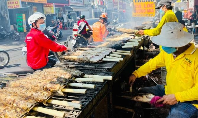 Ho Chi Minh City: Grilled snakehead fish street bustles before God of Wealth day