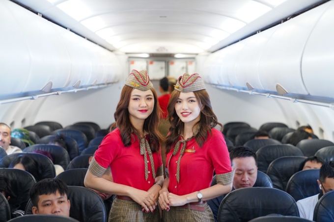 Hai nữ tiếp viên của Vietjet trên một chuyến bay thẳng nối TP HCM và Australia. Ảnh: XIN TÊN NGƯỜI CHỤP