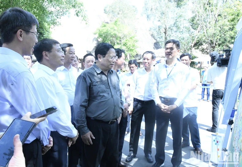 El primer ministro Pham Minh Chinh examina algunos proyectos clave en Phu Quoc foto 5