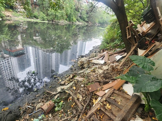 Primer plano del río Nhue contaminado, el Ministerio de Agricultura acaba de proponer una solución para reactivarlo, foto 8