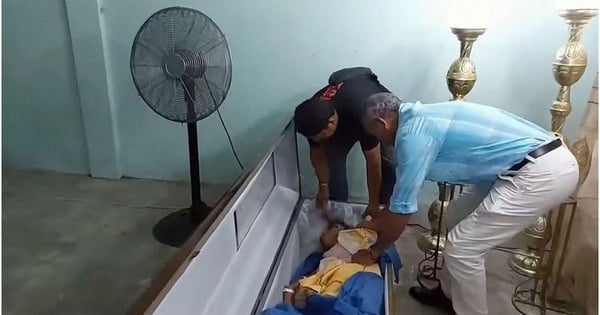 Una anciana revive y destroza un ataúd durante un funeral