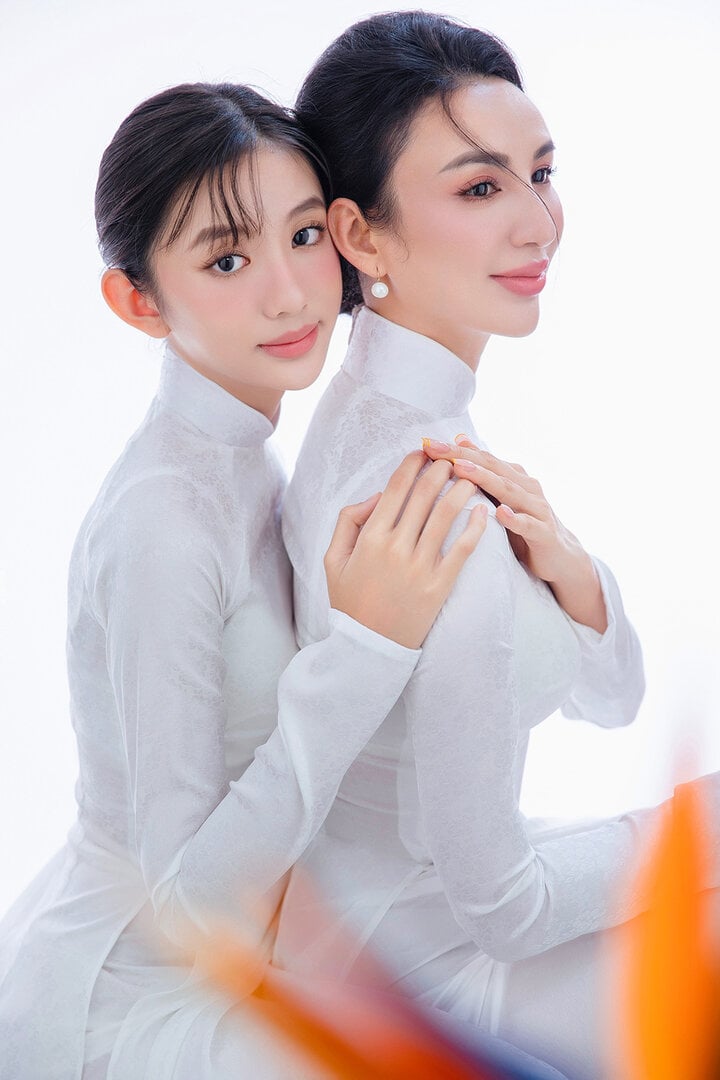 Hoa hậu Ngọc Diễm cùng con gái Hồ Ngọc Nam Phương (tên thường gọi là Chiko) gây chú ý với bộ ảnh áo dài trắng. Ngọc Diễm cho biết cô và con gái muốn hưởng ứng Lễ hội Áo dài TP.HCM.