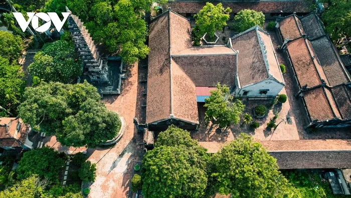 Non loin du temple Tran se trouve la pagode Pho Minh, un lieu qui conserve de nombreux trésors. La pagode est également appelée pagode Thap car elle abrite une tour Pho Minh de 14 étages, construite sous la dynastie Tran.    