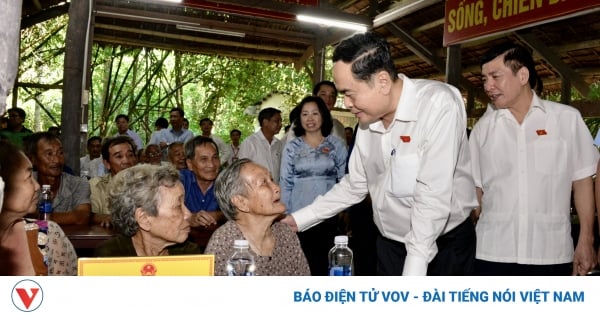 Le président de l'Assemblée nationale rend visite à des personnes méritantes à Hau Giang et leur offre des cadeaux