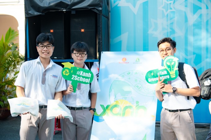 Students of Le Hong Phong High School for the Gifted (HCMC) take photos with gifts from the contest.