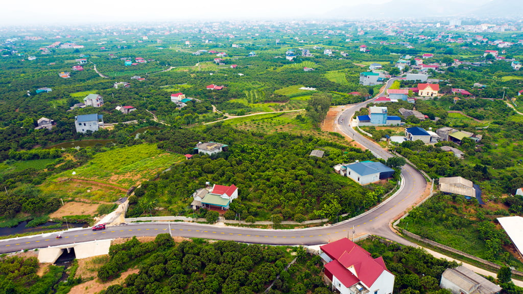 ផ្លូវនេះឆ្លងកាត់ឃុំ Quy Son, Phuong Son និងក្រុង Chu ដោយចំណាយថវិកាអស់ជាង 110 ពាន់លានដុង បង្កើតលក្ខខណ្ឌអំណោយផលសម្រាប់កសិករក្នុងការទទួលទានផ្លែល្ហុង។