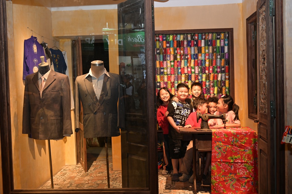 The space recreates a tailor shop during the subsidy period, attracting children to visit. Photo: Hoang Huy