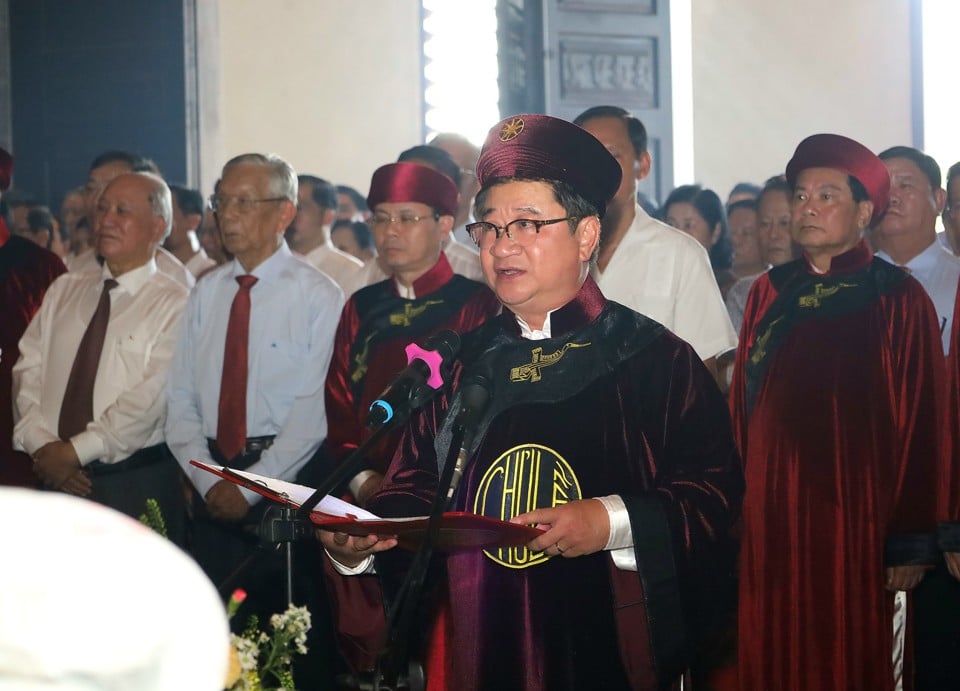 M. Tran Viet Truong, président du Comité populaire de la ville de Can Tho, a lu un discours passant en revue la tradition de construction de la nation et rapport au roi Hung.