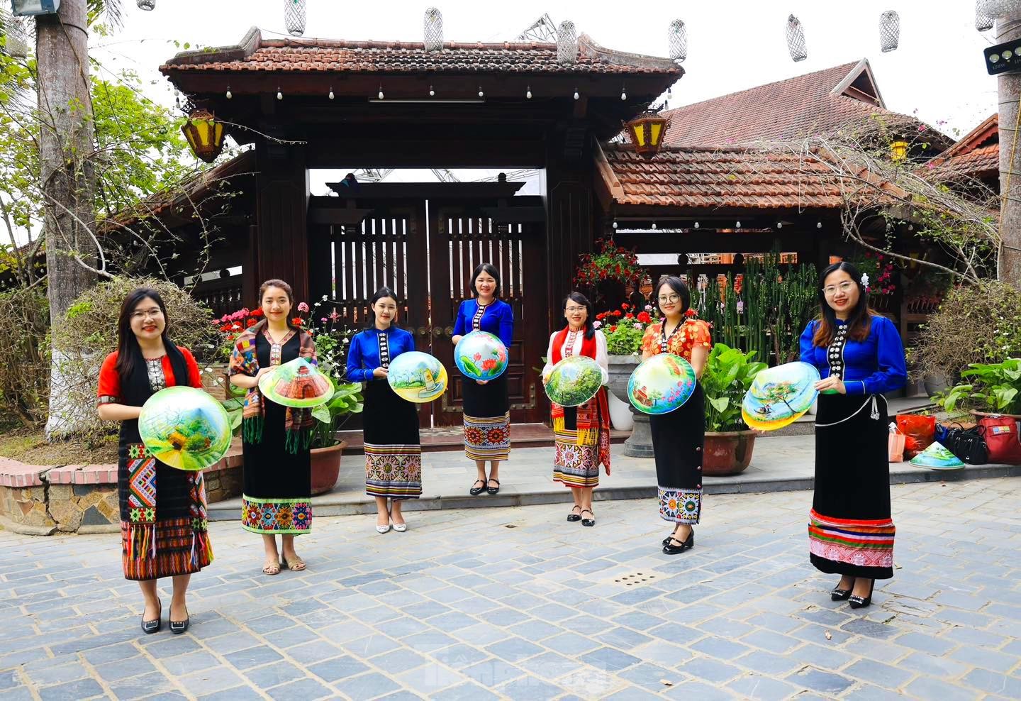 Nghe An conical hat 'Pride of a strip of land and rivers' photo 14