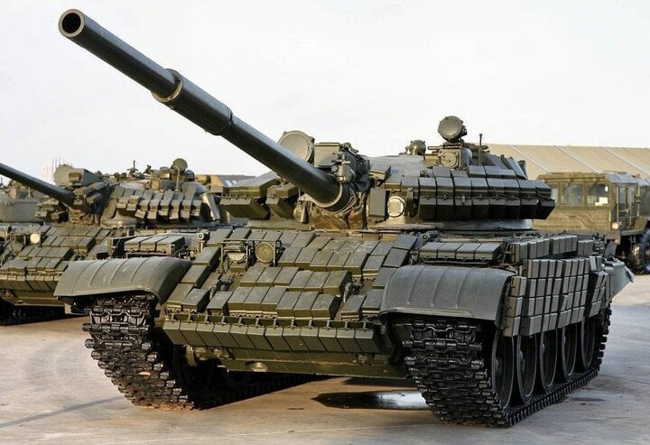 دبابة T62MV مزودة بدرع متفجر من طراز Kontakt-1 للجيش الروسي.