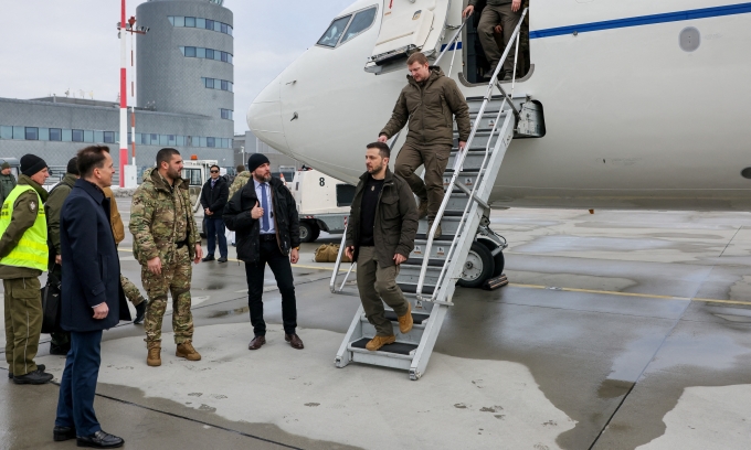 Le président ukrainien Volodymyr Zelensky à l'aéroport de Rzeszow-Jasionka, en Pologne, en décembre 2022. Photo : Reuters