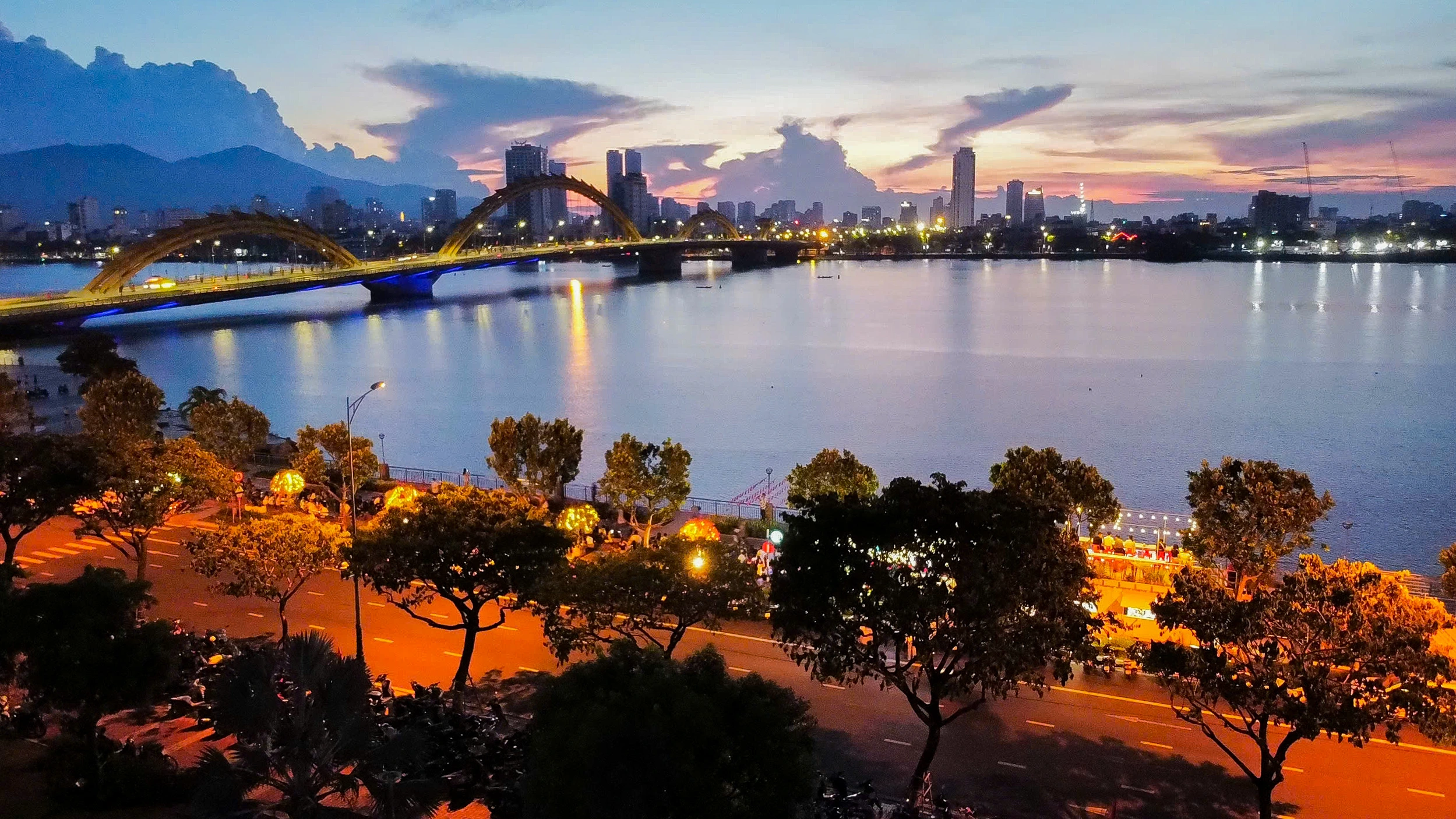 Trend of drinking coffee and watching the sunrise in Da Nang at 4am