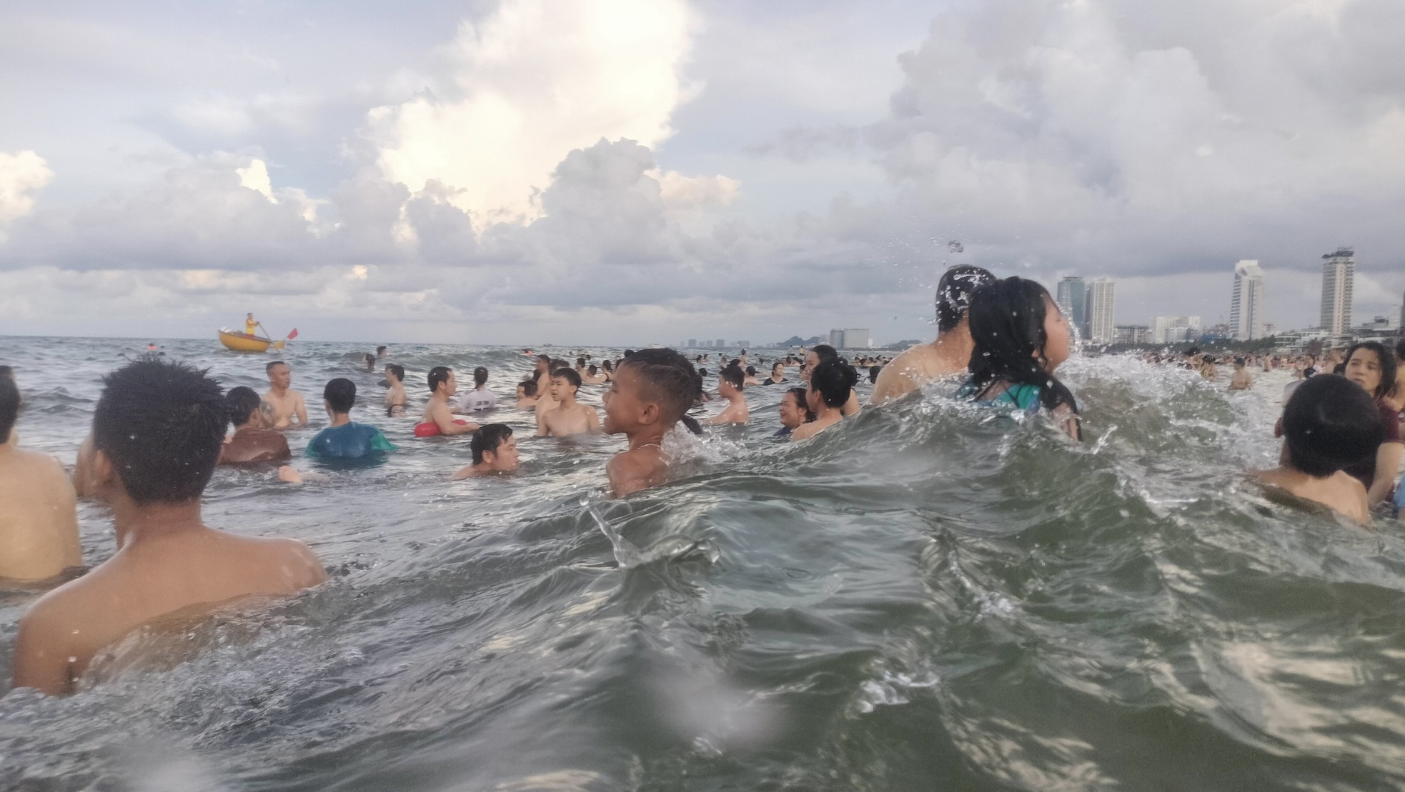 Sehen Sie sich abends das Feuerwerk an und genießen Sie tagsüber das Schwimmen am „schönsten Strand der Welt“. Foto 11