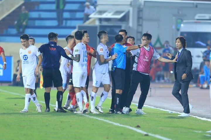 Van Kien (far left) and coach Gong Oh-kyun clashed outside the field.