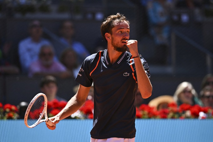 Medvedev, Tsitsipas vất vả tranh đấu ở lại Madrid Open - 1