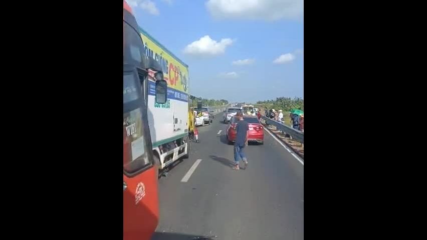 7 Autos kollidierten auf der Autobahn Trung Luong – My Thuan