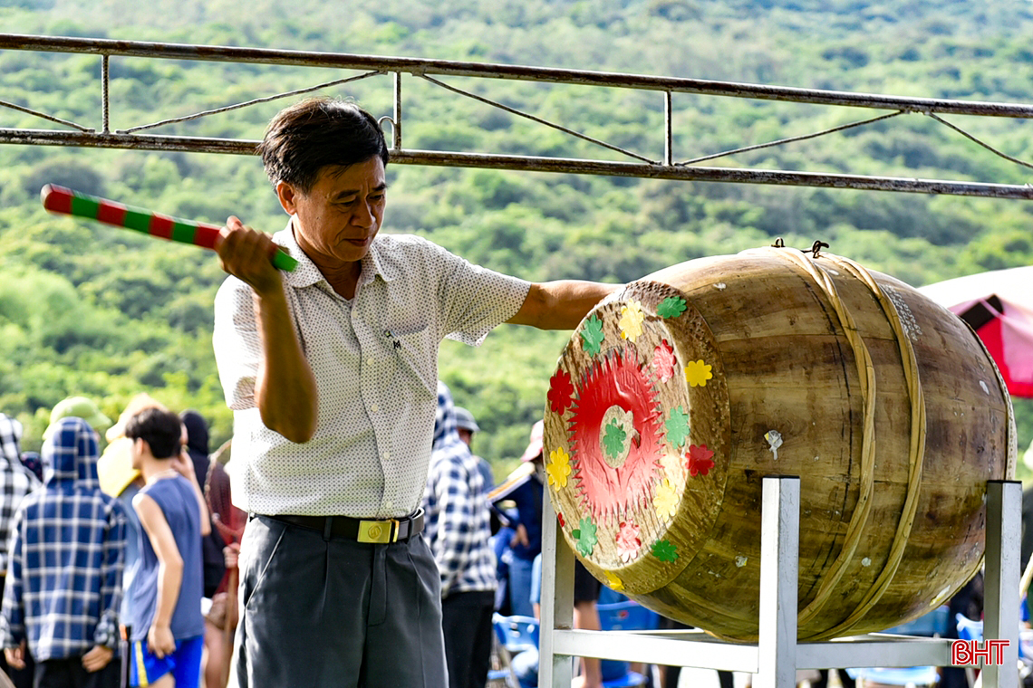 수천 명의 사람들이 Vuc Rao 낚시 축제에 열렬히 참여합니다.