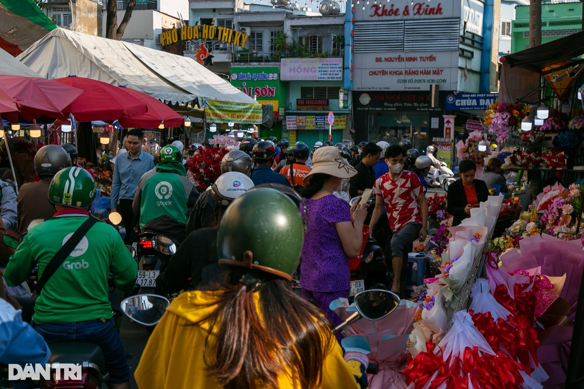 Crowding at the largest flower market in Ho Chi Minh City on March 8th photo 1