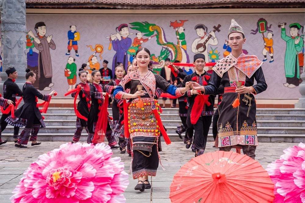 Únase a la diversión en la colorida ceremonia de boda del pueblo Dao Rojo