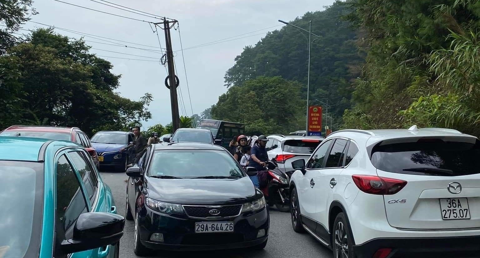 Miles de personas fueron a Tam Dao para las vacaciones, el camino hacia la montaña estuvo atascado durante 3 horas.