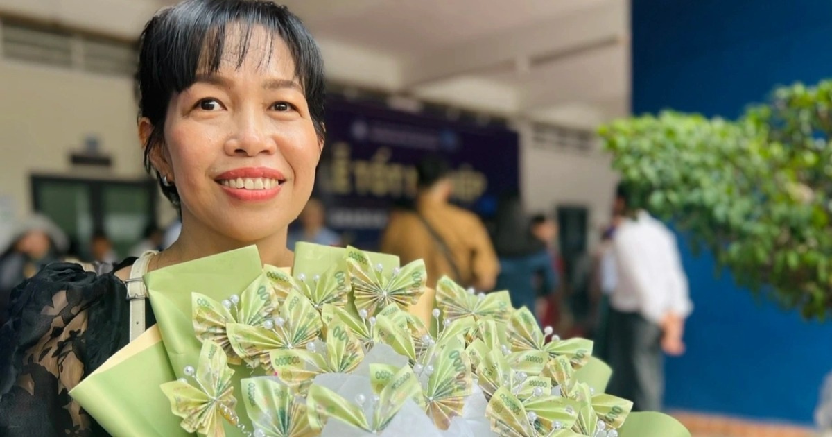 Madre le regala flores y dinero a su hijo en la ceremonia de graduación, razón sorprendente