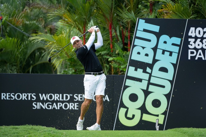 Sergio Garcia phát bóng tại LIV Golf League chặng Singapore ngày 29/4. Ảnh: AP