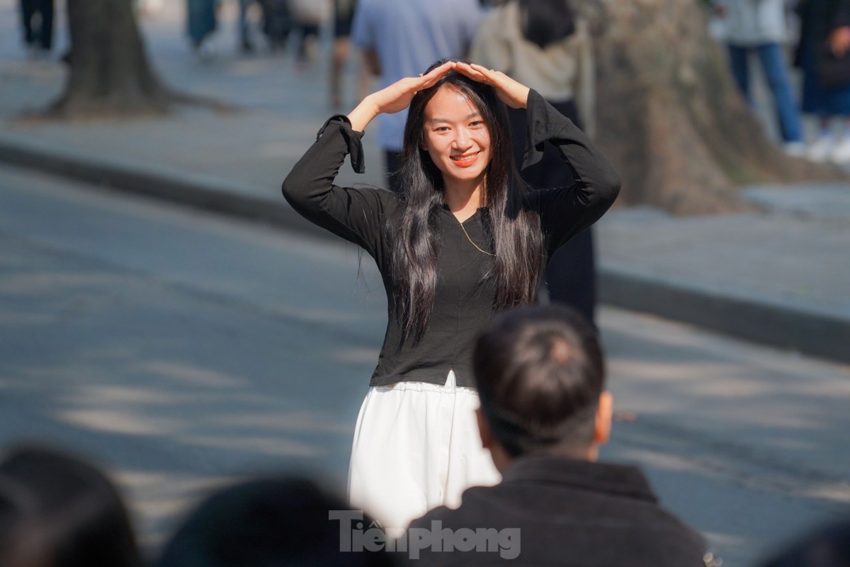 Hanoi people leisurely stroll and sightsee on the first day of the new year photo 12