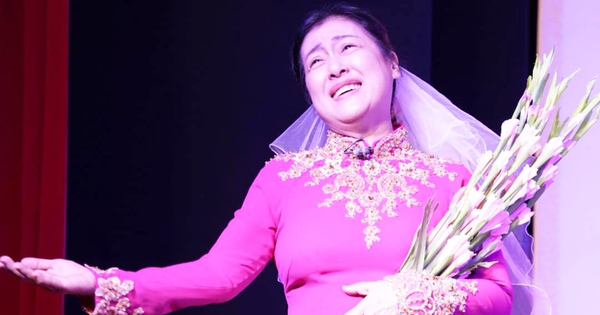 L'artiste Thanh Thuy porte à nouveau une « robe de mariée »