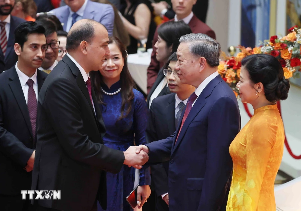 El Secretario General y Presidente To Lam y su esposa dieron la bienvenida a los embajadores, encargados de negocios y jefes de organizaciones internacionales que asistieron. (Foto: VNA)