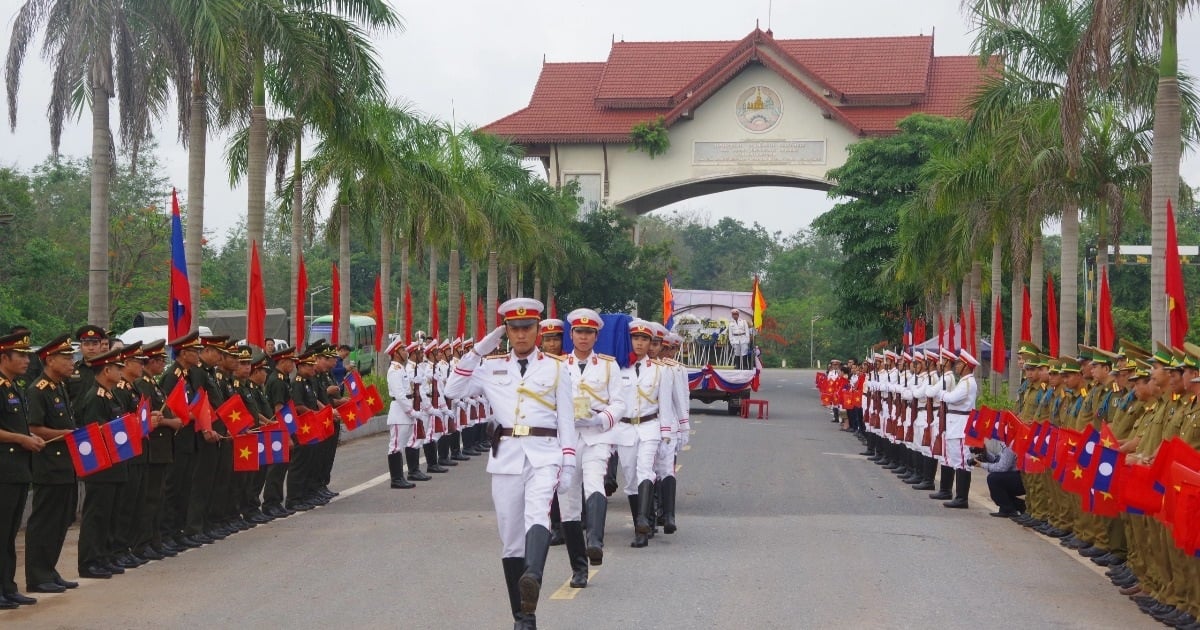 Đón 12 liệt sỹ hy sinh tại Lào về với đất Mẹ