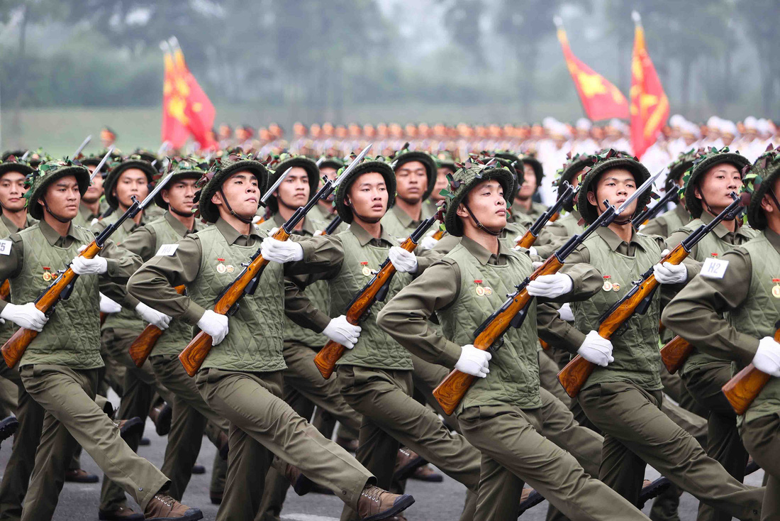 Khối chiến sĩ Điện Biên di chuyển vào lễ đài. Với các Đại đoàn: 308 - Quân Tiên phong; Đại đoàn 312 - Chiến thắng; Đại đoàn 316 - Bông Lau; Đại đoàn 304 - Vinh Quang; Đại đoàn Công pháo 351 và Trung đoàn Pháo cao xạ 367, góp phần làm nên Chiến thắng Điện Biên Phủ. Đây là nòng cốt để xây dựng các quân đoàn chủ lực, lực lượng pháo binh, công binh, phòng không của Quân đội ta - Ảnh: NGUYỄN KHÁNH