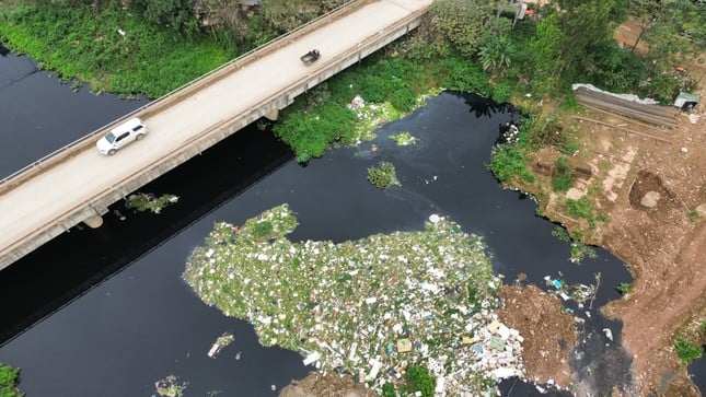 Primer plano del río Nhue contaminado, el Ministerio de Agricultura acaba de proponer una solución para reactivarlo, foto 5