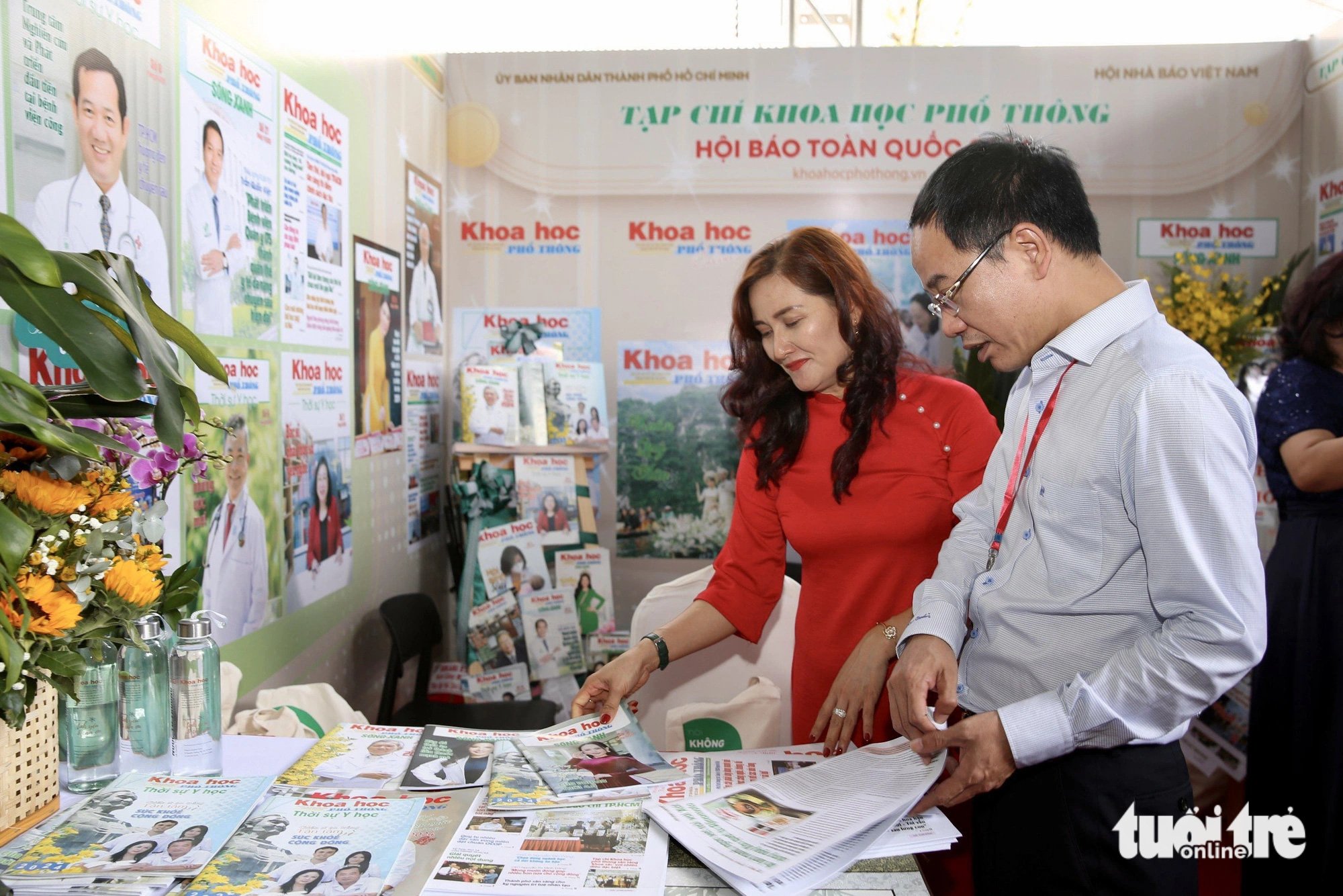 Các tạp chí chuyên ngành cũng có gian trưng bày ở đây - Ảnh; Q.Định