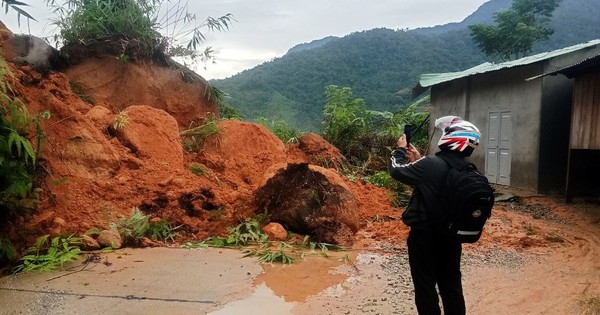 Se produjeron deslizamientos de tierra en la zona montañosa de Quang Nam, más de 150 personas fueron evacuadas con urgencia durante la noche.