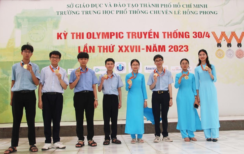 Hung Vuong High School for the Gifted won 48 medals at the 27th 30-4 Traditional Olympic Competition photo 2