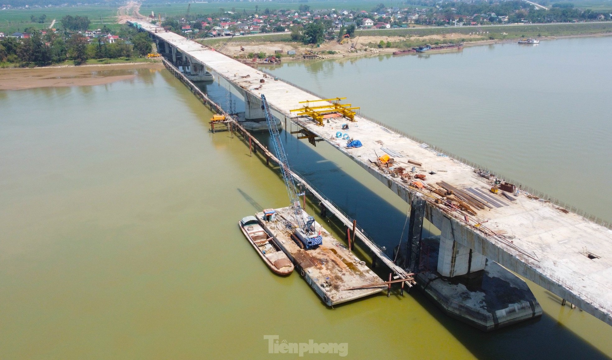 The bridge over the river connecting Nghe An and Ha Tinh provinces before the day of completion photo 19