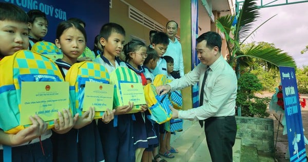 Giving 16,800 glasses of milk to students in the coastal area of ​​Ben Tre on the opening day of school