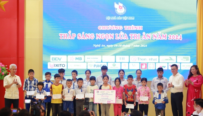 Vietnam Journalists Association gives gifts to policy families, poor households and poor studious students in Nghe An